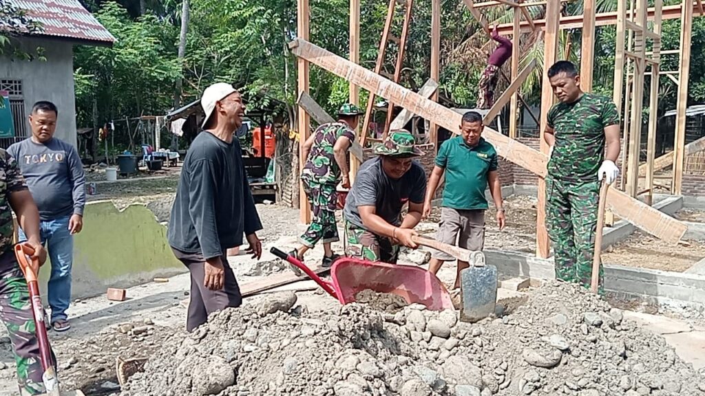 Kerjasama TNI dan Warga Mempercepat Proses Rehabilitasi RTLH