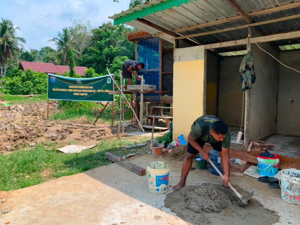 Penguatan Fasilitas Sanitasi di Masjid Al-Hidayah, Satgas TMMD 129 Kodim 1206/Putussibau Percepat Pembangunan MCK