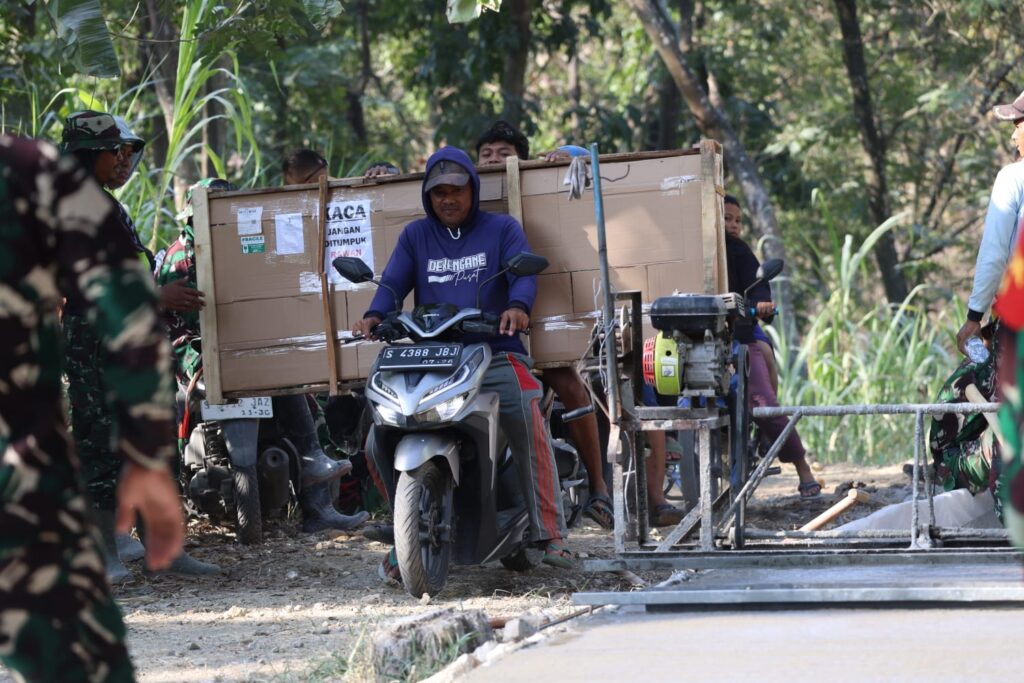 Interaksi Hangat di Proyek TMMD 129, Prajurit TNI Menyapa Warga Dekat Jalan Rabat Beton