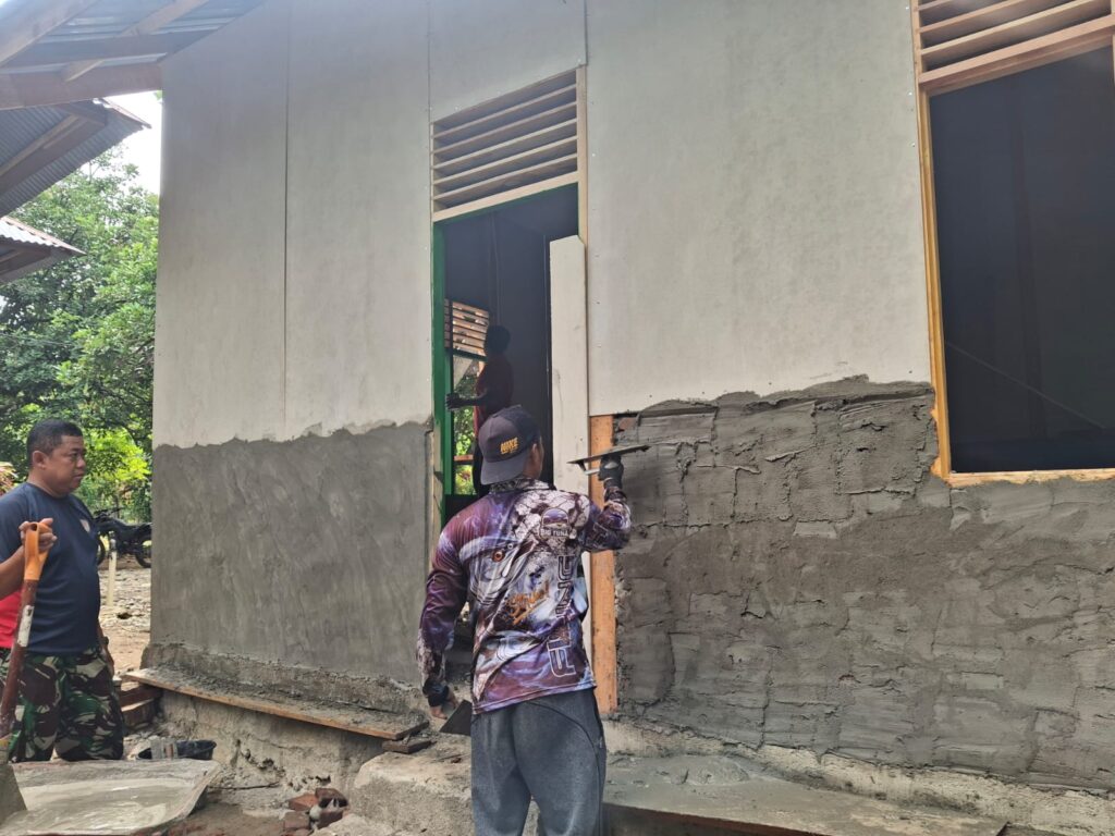 Semangat Gotong Royong! Satgas TMMD Ke-129 Kodim 0102/Pidie Percepat Proses Plester Dinding untuk Hunian yang Layak