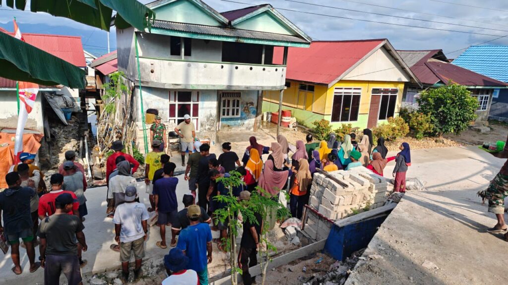 Kegiatan Bersih-Bersih Masjid di Desa Polewali Tingkatkan Kebersamaan Warga
