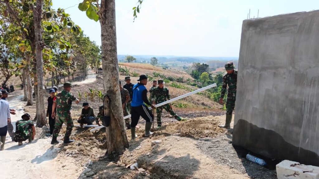 Pemasangan Jaringan Air Bersih di Dusun Bakon oleh Satgas TMMD 129