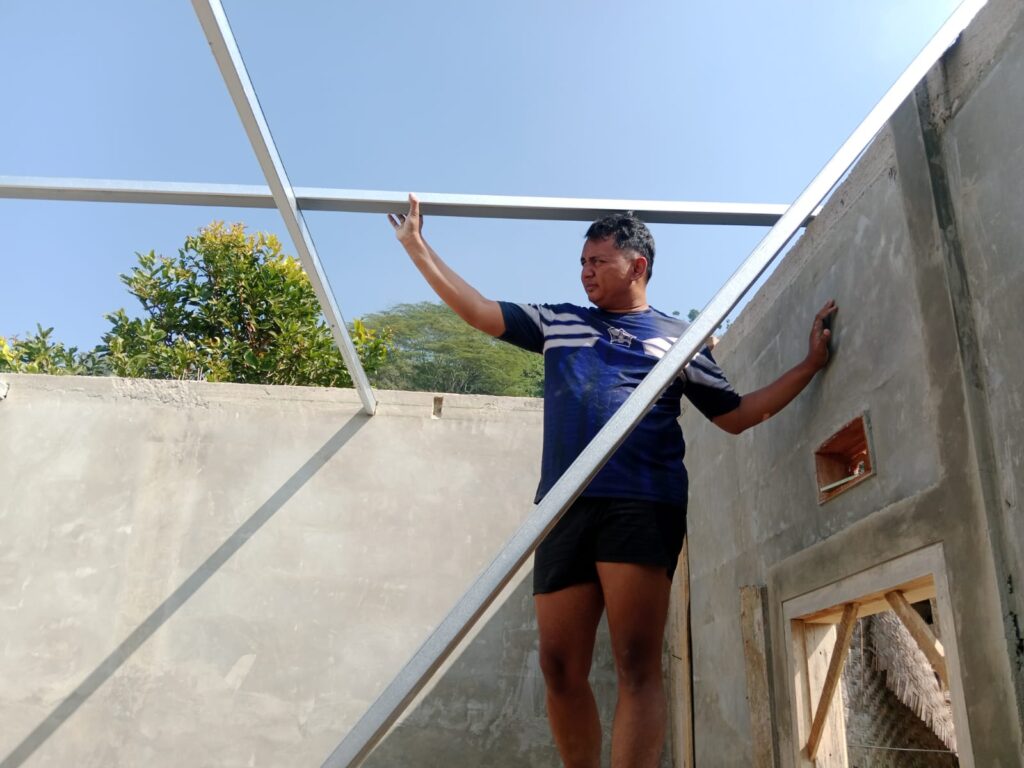 Kehangatan Sang Bapak Angga Usai Perbaikan Rumah melalui TMMD