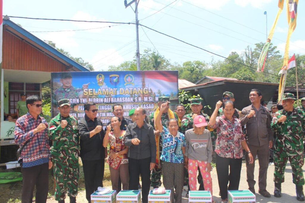 Bersinergi dengan Masyarakat, Tim Wasev TMMD Pati Staf Khusus Kasad Serahkan Bantuan kepada Warga Desa Ulak Pauk dan Desa Belatung