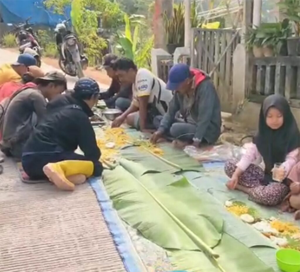 Kebersamaan Warga Mekarmukti dan Satgas TMMD, Menyemarakkan Hasil Program Ke-129 Kodim 0608/Cianjur