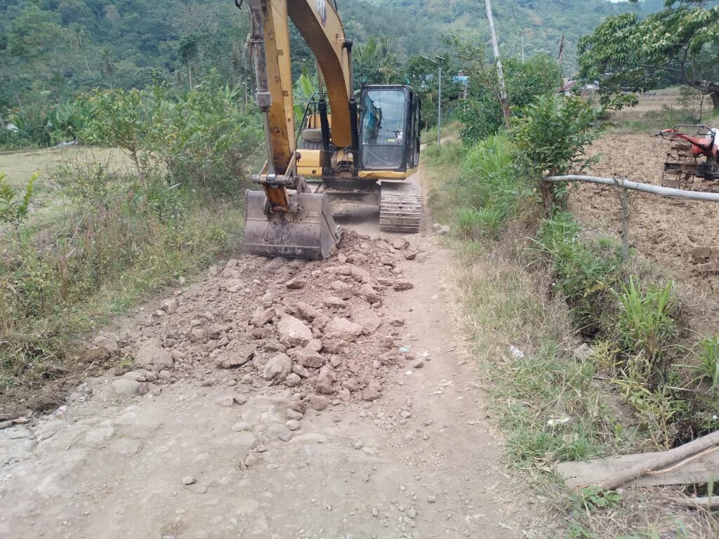 Pengecatan RTLH Bapak Bella oleh Serma Abidin dan Satgas TMMD Ke-129