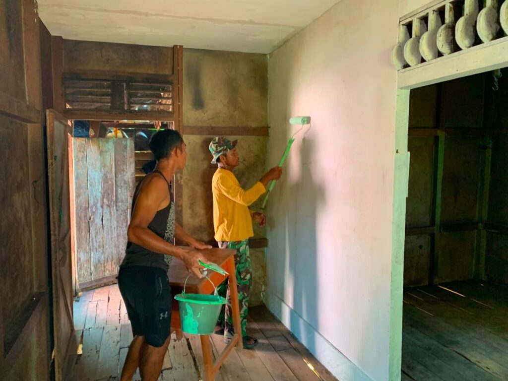 Progres Pengecatan RTLH Ibu Mariana Tius Terus Berlanjut di Kapuas Hulu