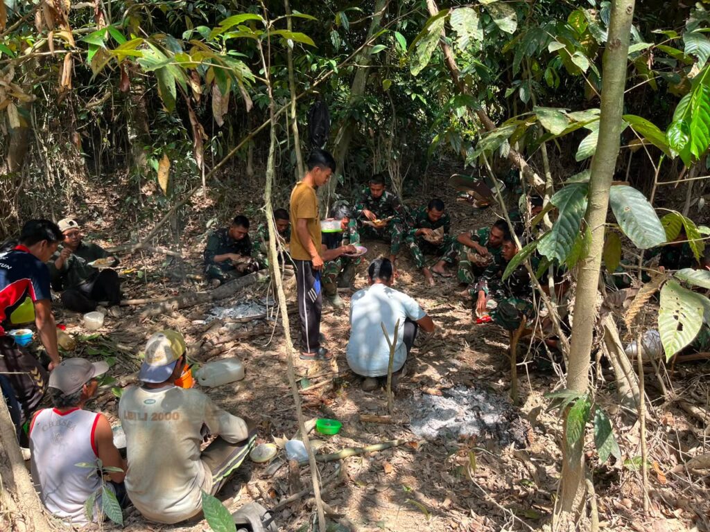 Kebersamaan Dalam Membangun, TNI dan Warga Desa Belarung Rayakan Makan Bersama