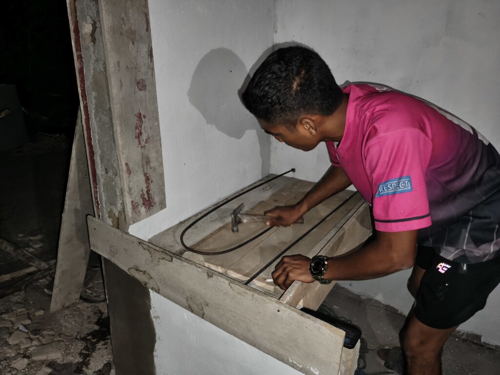Perkuat Fondasi Rumah, Tim TMMD Bangka Laksanakan Pengecoran Lantai RTLH Ibu Rodiah
