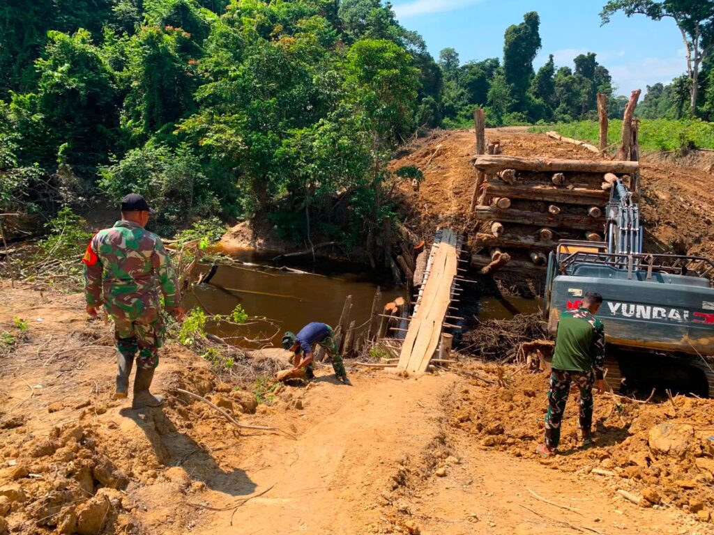 Pembangunan Jembatan oleh Satgas TMMD Regtas Ke-129 Kodim 1206/Putussibau Dikenal Sangat Efektif