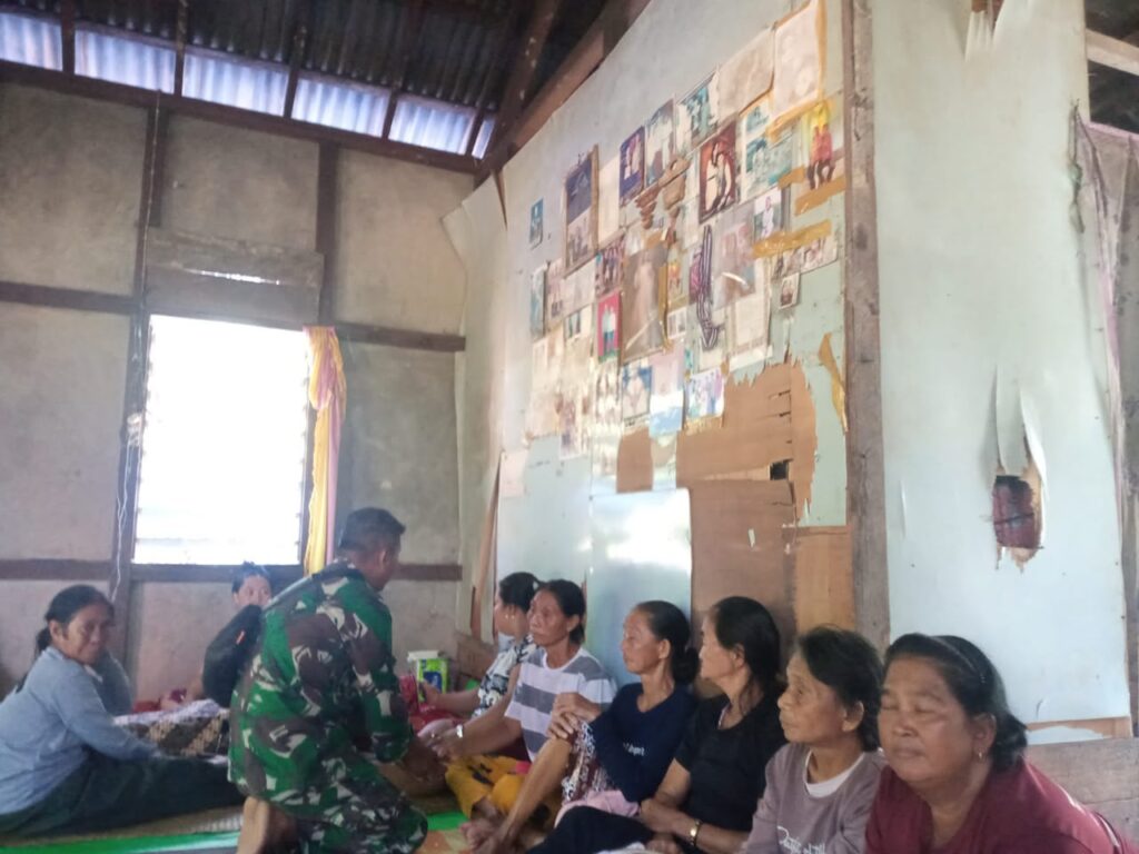 Satgas TMMD Regtas Ke-129 Tunjukkan Empati kepada Keluarga Berduka di Belatung