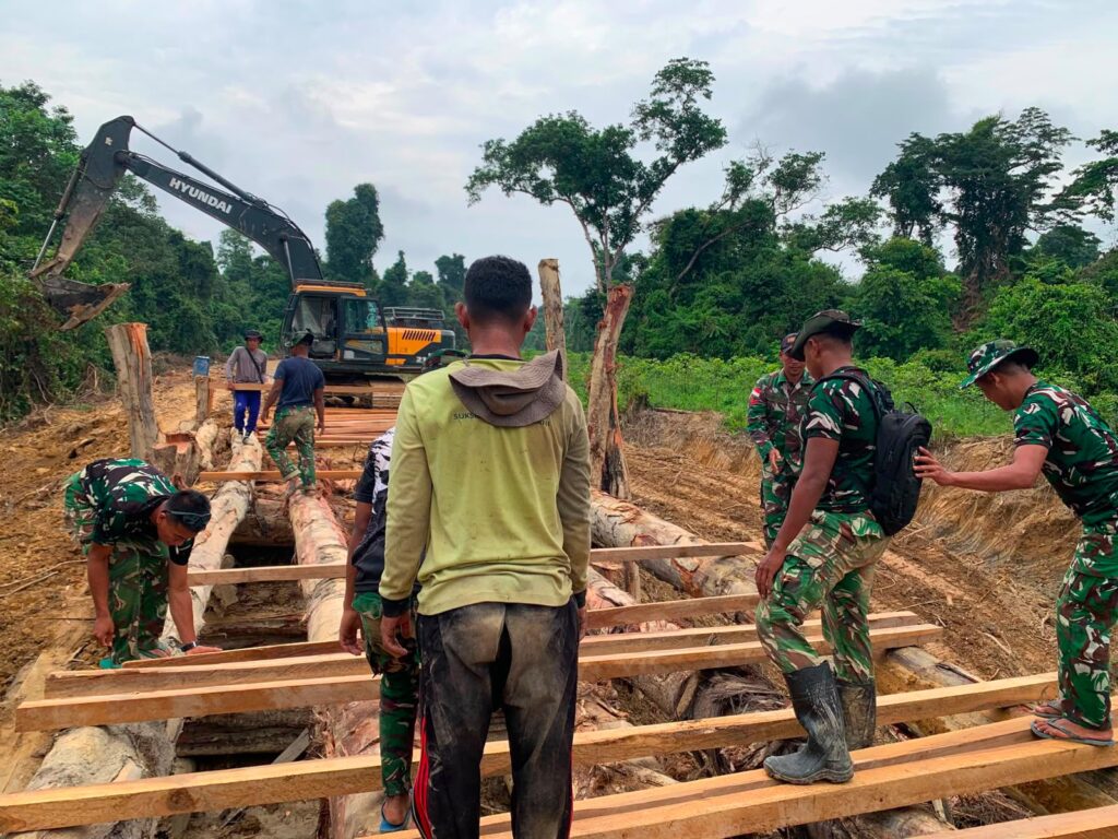 Progres Jembatan Nuangan di Desa Ulak Pauk Hampir Rampung Berkat Kerja Sama Satgas TMMD