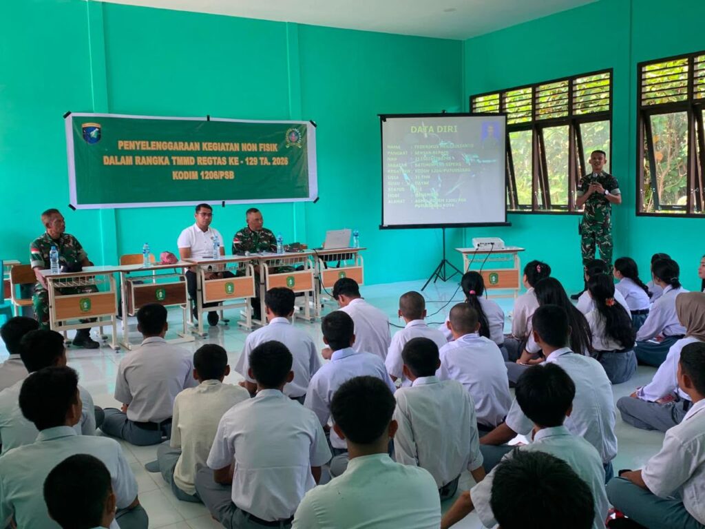 Sosialisasi Penerimaan TNI AD Di SMA Negeri 01 Martinus oleh Satgas TMMD Ke-129