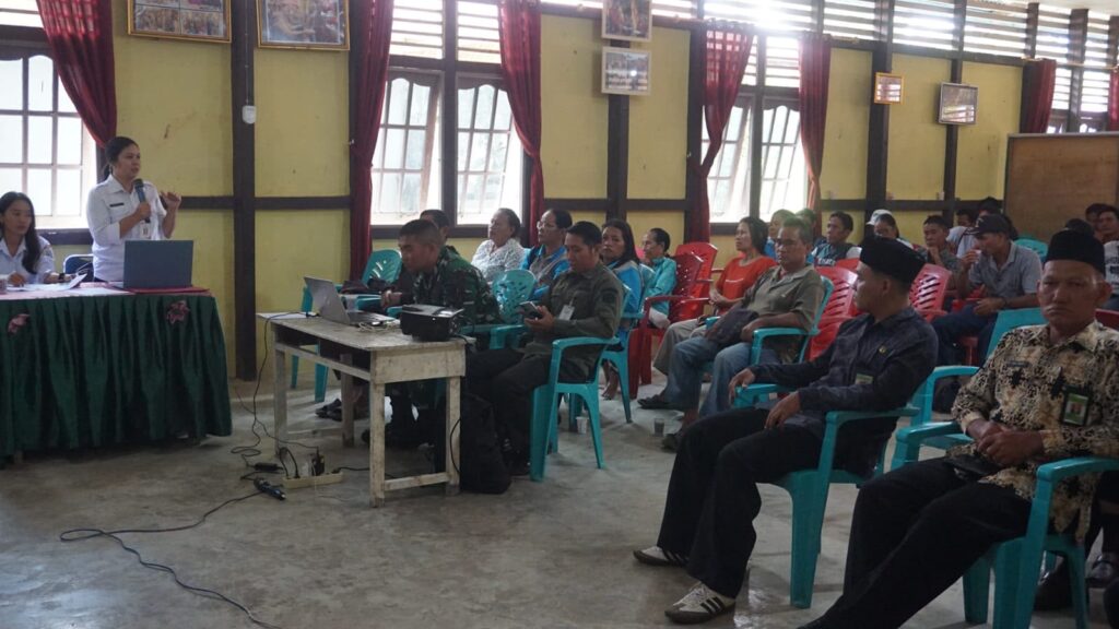 Kodim 1206/Putussibau Gelar Penyuluhan Kesehatan di Desa Ulak Pauk melalui TMMD Ke-129
