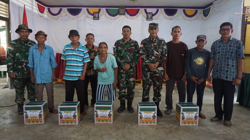 Danrem 121/Abw Salurkan Bantuan kepada Warga Desa Ulak Pauk, TNI Berkomitmen Membangun Bersama Masyarakat