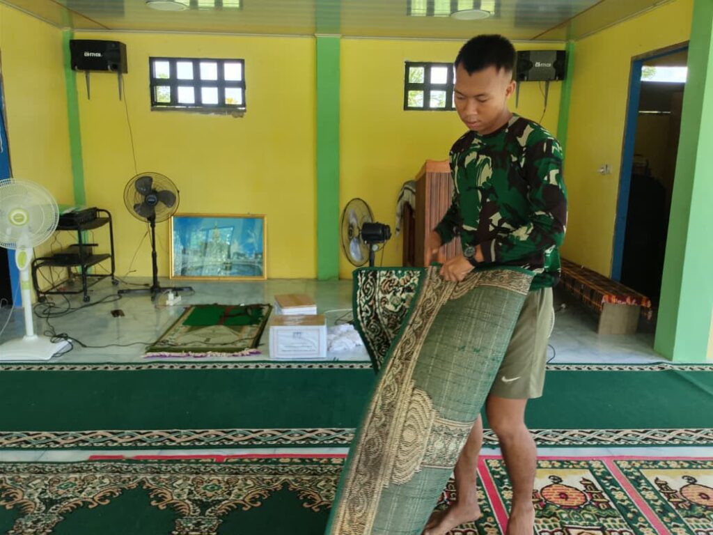 SATGAS TMMD REGTAS KE-129 BERSAMA WARGA MERAWAT MASJID DI ULak PAUK