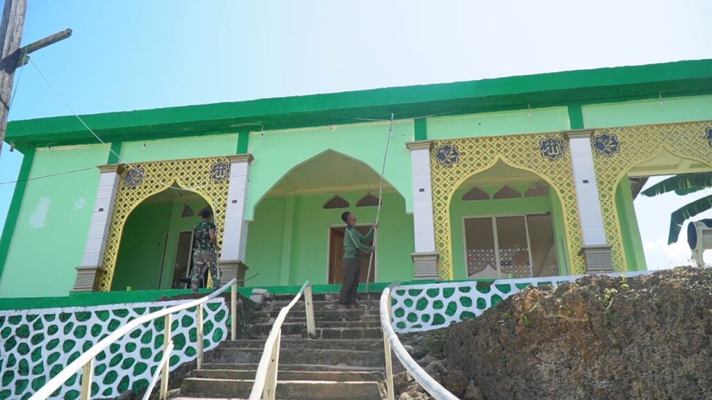 Pembangunan Masjid Desa Polewali Semakin Bersemangat oleh Satgas TMMD Ke-129 Kodim 1311/Morowali