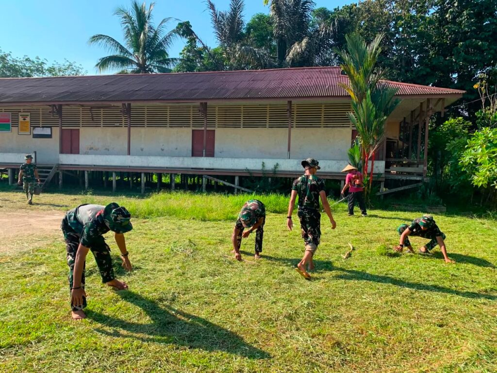Sinergi TNI dan Masyarakat, Satgas TMMD Ke-129 Kodim 1206/Putussibau Laksanakan Aksi Kebersihan