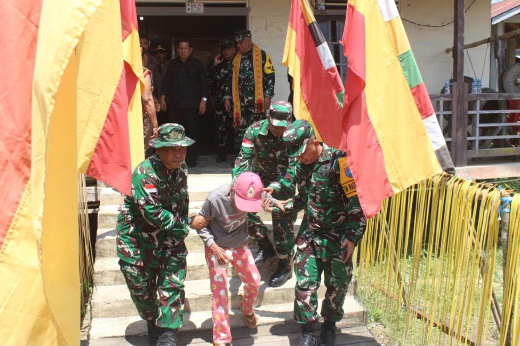 TNI Bahu Membahu dengan Masyarakat Ulak Pauk dalam TMMD Ke-129