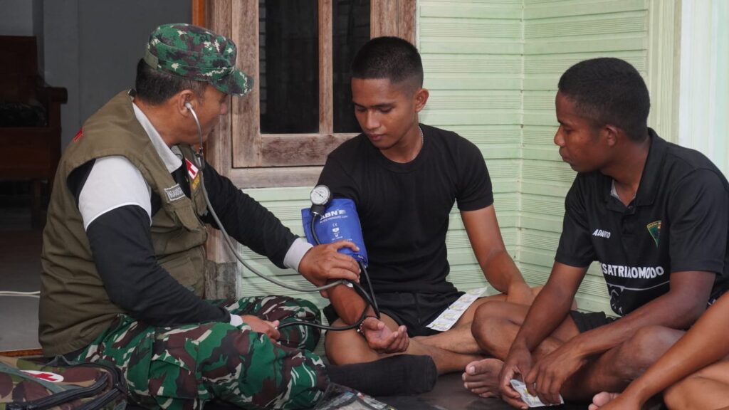 Kolaborasi Kesehatan Tim Satgas TMMD 129 dan Bidan Desa untuk Kesejahteraan Prajurit