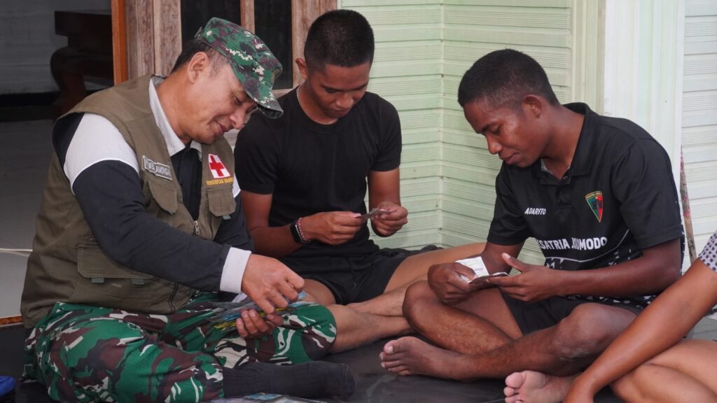 Antusias Anggota Satgas TMMD 129 Terima Suplemen untuk Tingkatkan Daya Tahan