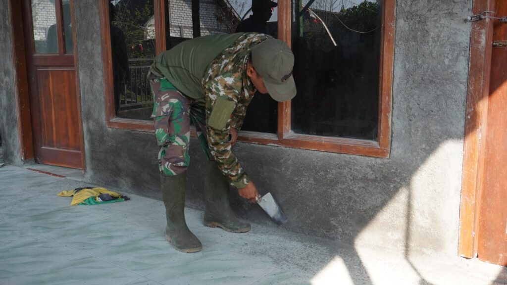 Kebersamaan dalam Mempercantik Mushola, Karya Sertu Jainur dan Warga Desa Tlemang