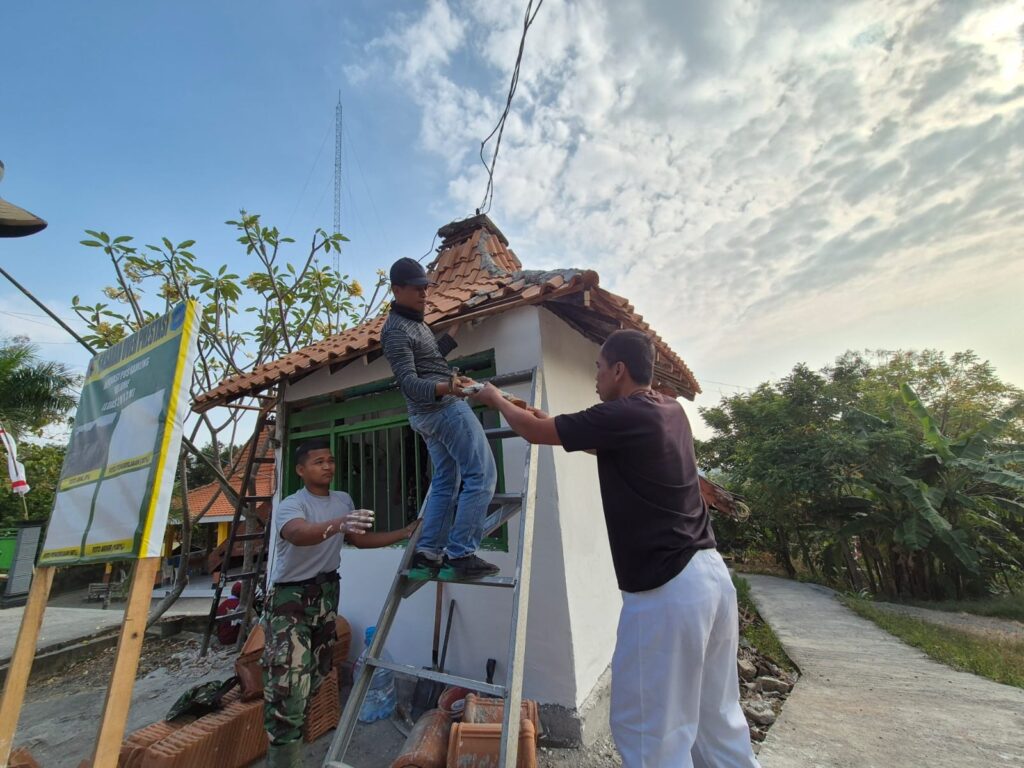 Kegiatan Rehabilitasi Pos Kamling di Desa Tlemang oleh Satgas TMMD 129