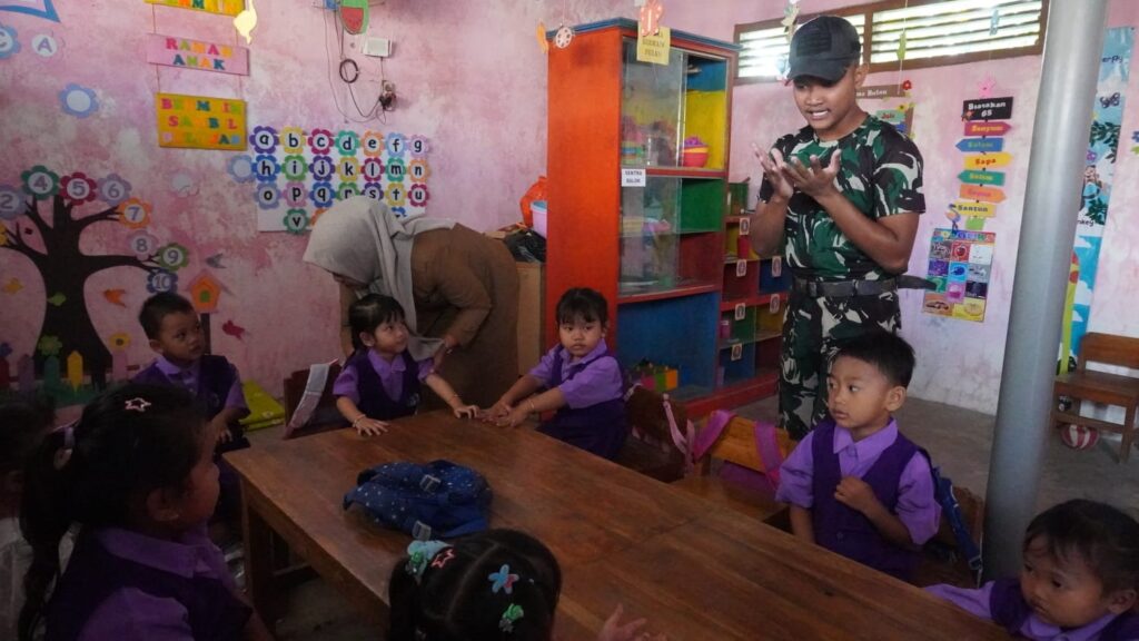 Kegiatan Edukasi Keceriaan di PAUD Desa Tlemang Bersama Serda Rama