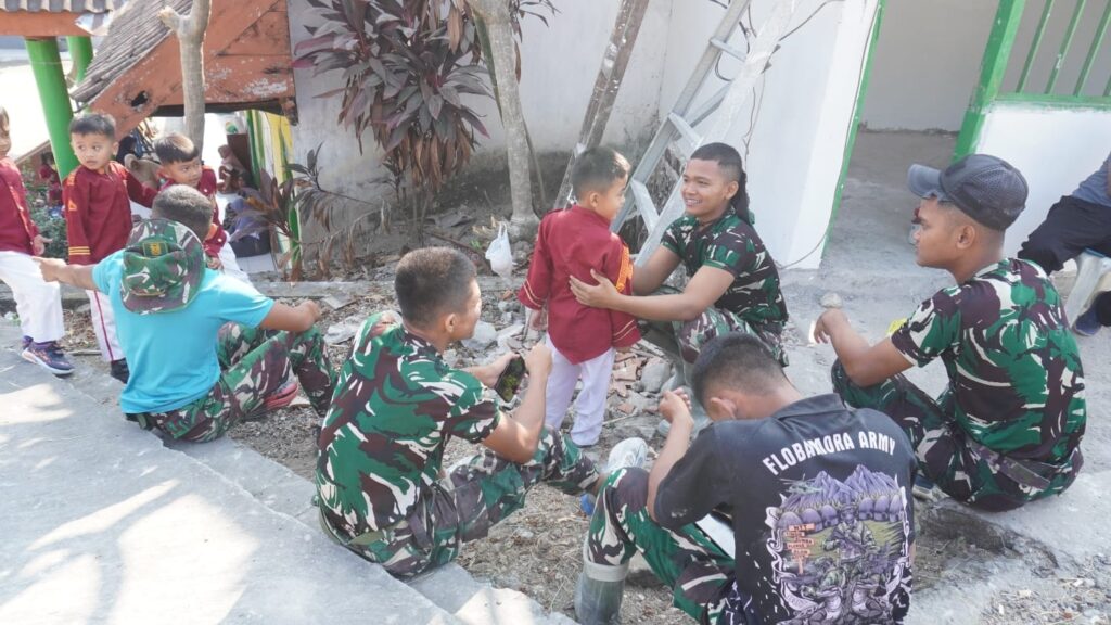 Keseruan Anggota Satgas TMMD 129 Sambil Bermain dengan Anak-Anak TK di Desa Tlemang