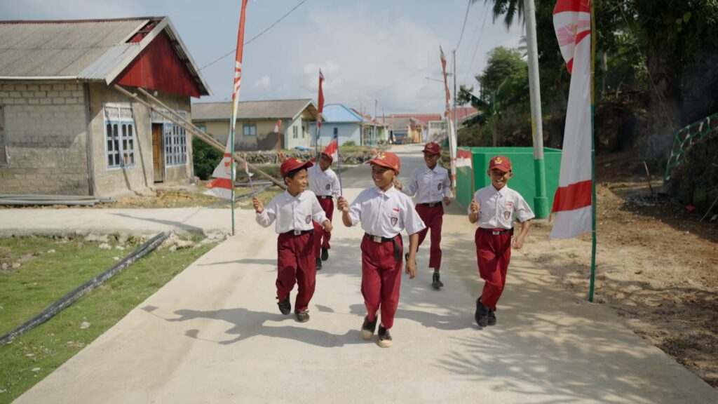 Keceriaan Anak-Anak Polewali atas Jalan Baru yang Dikerjakan TMMD