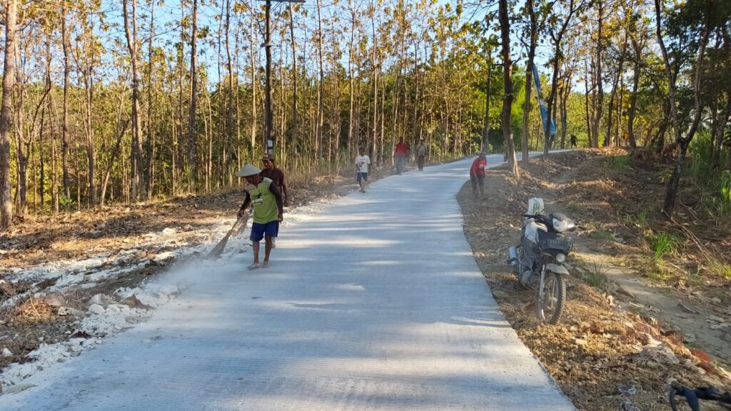 Kebersamaan Warga Desa Tlemang dalam Merawat Jalan Rabat Beton Baru