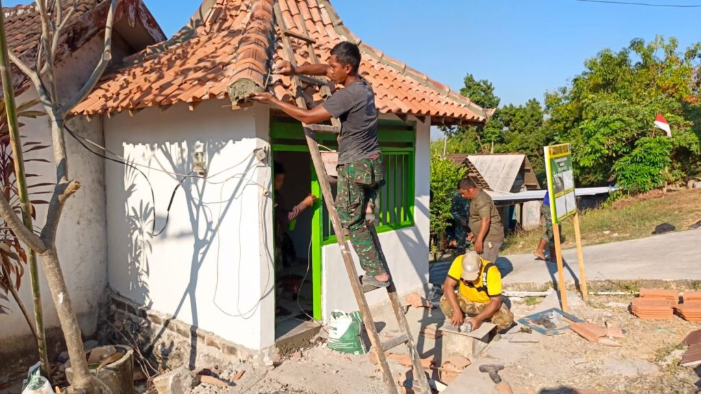 Keterampilan Anggota TMMD 129, Sertu Edi Niatkan Pemasangan Atap Pos Kamling