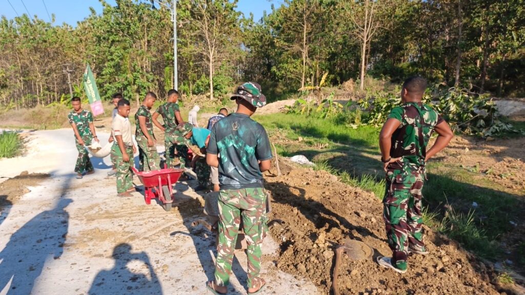 Semangat Gotong Royong di Desa Tlemang Bersama TNI, Generasi Tua dan Muda Bekerja Sama untuk Jalan Rabat Beton