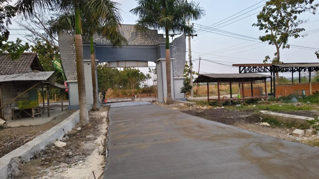 Komitmen Prajurit Kodim 0812/Lamongan, Hujan atau Panas Tak Jadi Penghalang Rampungkan TMMD 129 di Desa Tlemang