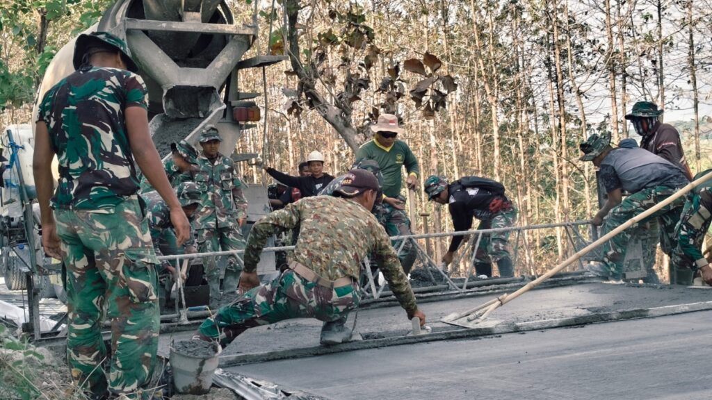 Kerja Sama Warga dan TNI dalam TMMD 129 di Desa Tlemang