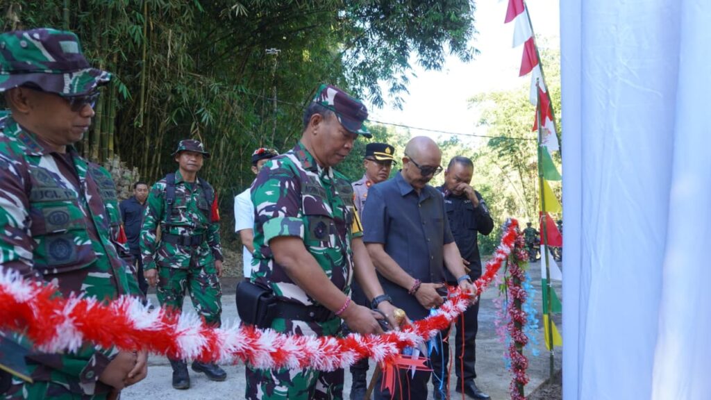 Resmikan Jalan Beton, Danrem 163/Wira Satya Dukung TMMD Ke-129 di Sekardadi