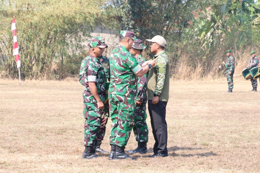 Momen Kebersamaan di Penutupan TMMD Ke-129 di Cirebon