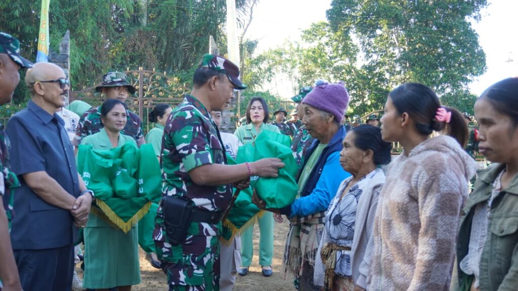 Akhir TMMD Ke-129, TNI Distribusikan Sembako dan Sarana Olahraga
