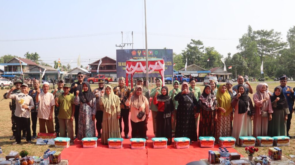 Penyerahan Bantuan Sosial: Penutupan TMMD Ke-129 di Kapuas