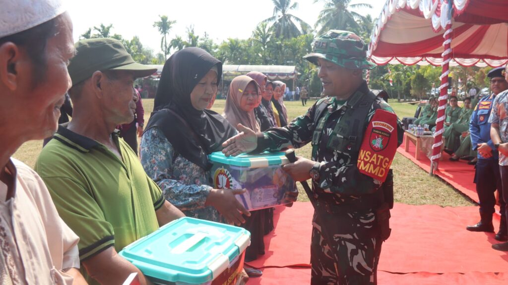 Bantuan Sosial Disalurkan kepada Masyarakat Kurang Mampu di Penutupan TMMD Reguler Ke-129