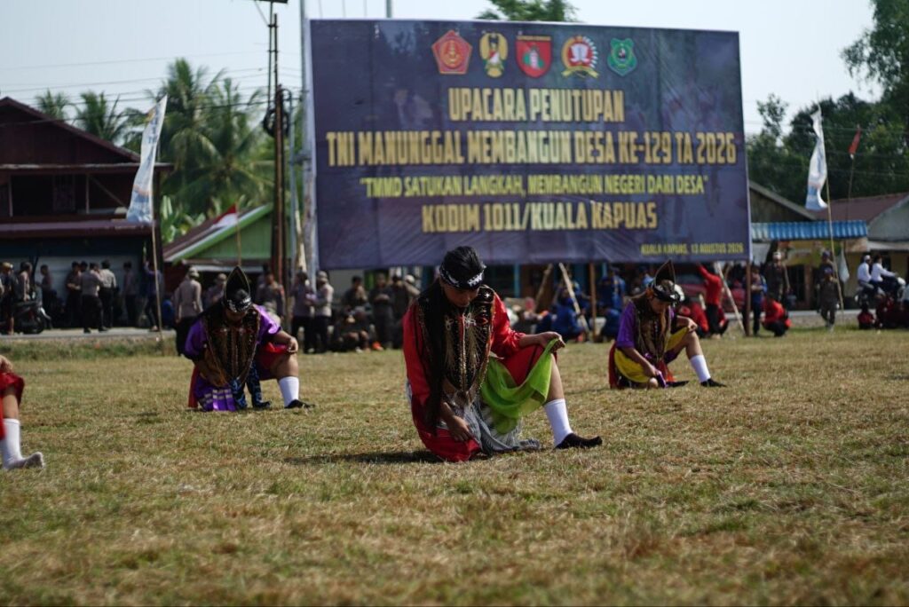 Meriahnya Penutupan TMMD Ke-129 dengan Kuda Lumping di Kapuas