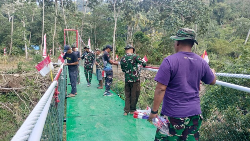 Perayaan Peresmian Jembatan Gantung TMMD 129 Kodim Bone Dihiasi Bendera Merah Putih