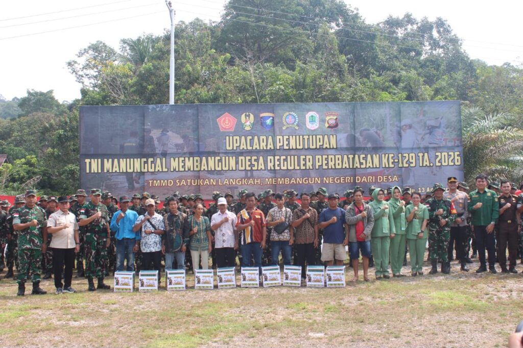 Penutupan TMMD: TNI Bersama Masyarakat Ulak Pauk dan Belatung Berbagi Tali Asih
