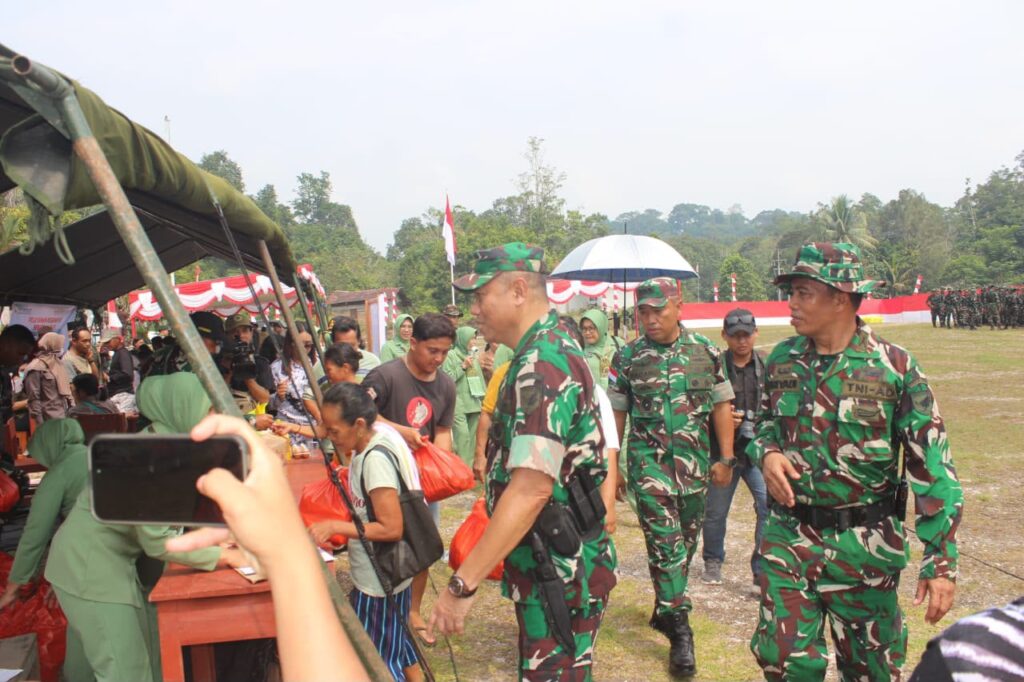 Bazar Menarik Dalam Penutupan TMMD Regtas Ke-129 Kodim 1206/Putussibau di Lapangan Bola Apan