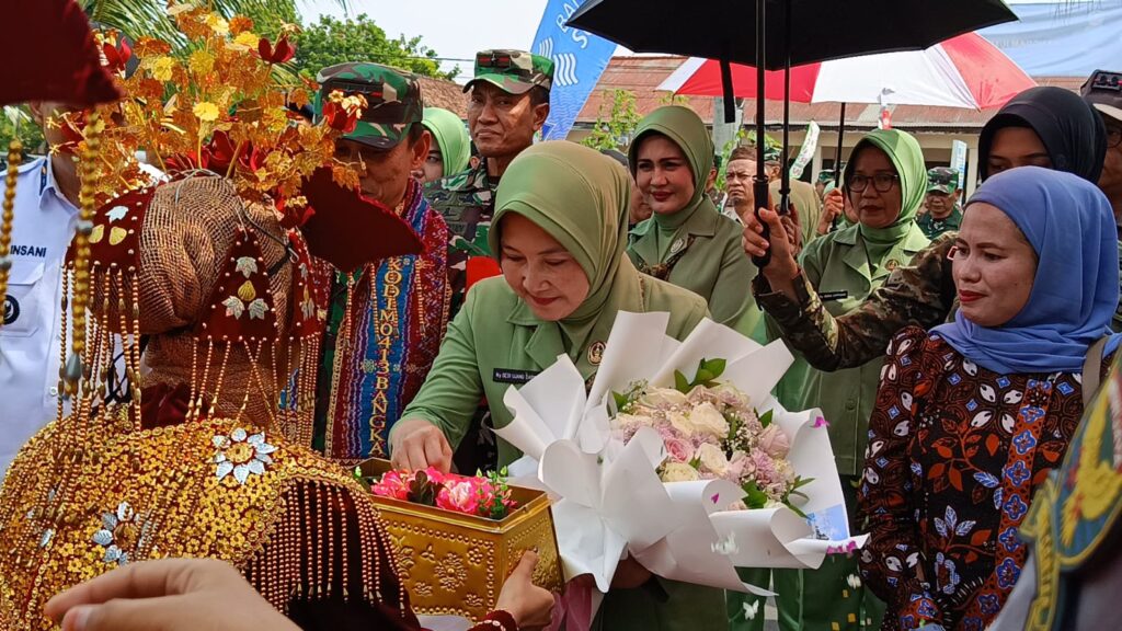 Penutupan TMMD ke-129 di Desa Deniang oleh Pangdam II/Sriwijaya Ditemani Ketua Persit KCK