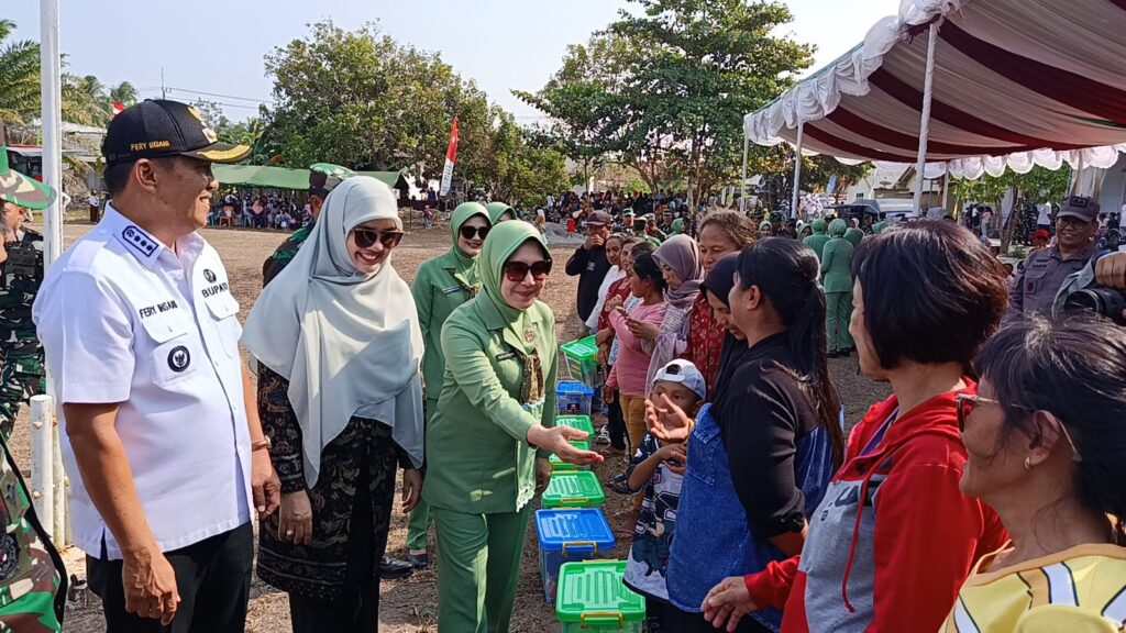 Bakti Sosial Pangdam II/Sriwijaya dan Persit di Desa Deniang