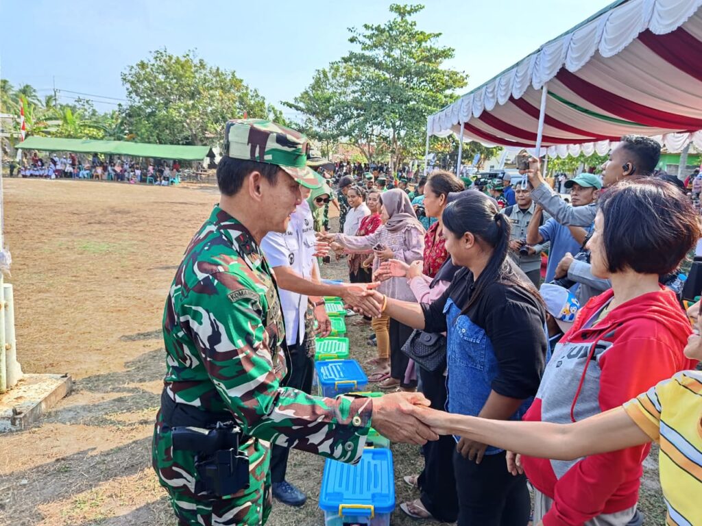 Kehangatan Pangdam dan Ketua Persit dalam Bakti Sosial TMMD ke-129 di Deniang