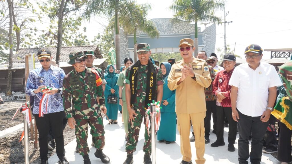 Peresmian Jalan Rabat Beton TMMD 129 di Lamongan, Bupati Pimpin Pemotongan Pita