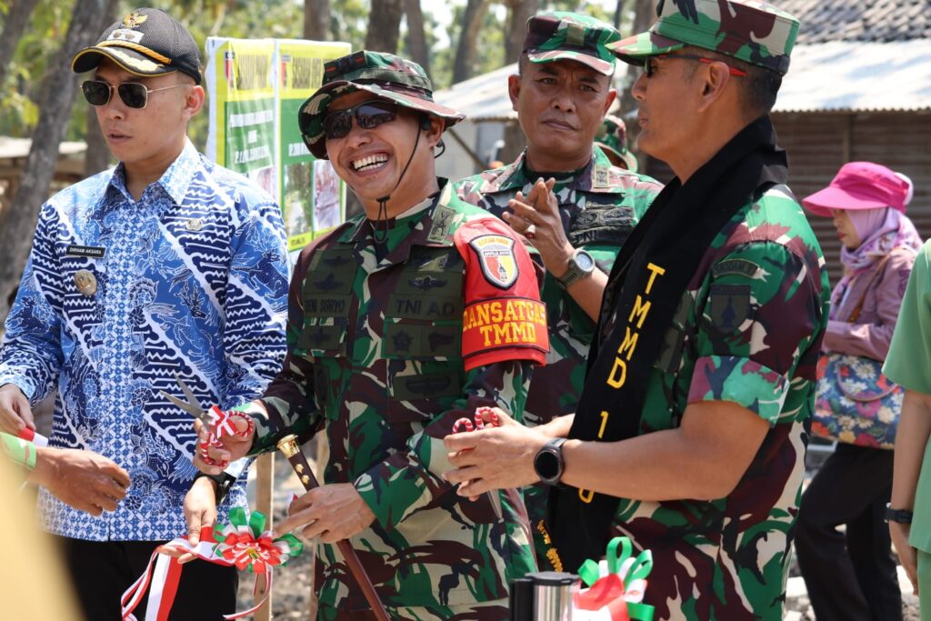 Sambut Jalan Baru, Warga Tlemang Rayakan Pemotongan Pita TMMD 129