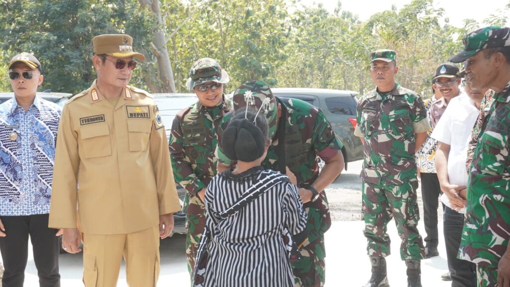 Kehormatan bagi TNI, Kolonel Arm Beny Terima Syal Spesial TMMD 129 di Desa Tlemang